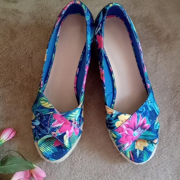 ⭐️ Host Pick ⭐️| Floral Wedge Espadrilles - Picture 7 of 8